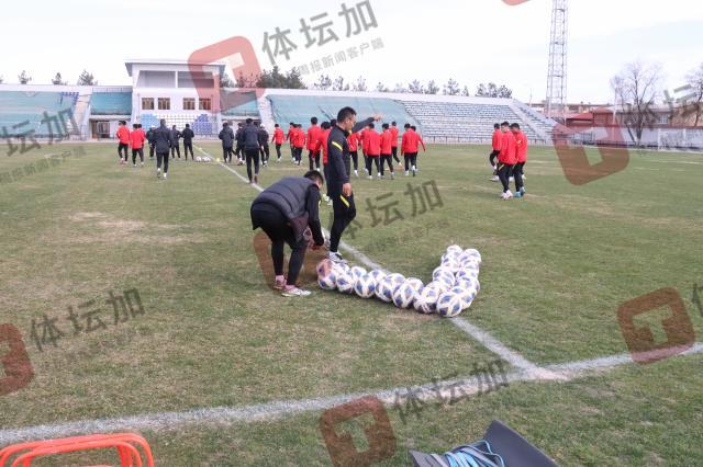 1677809161752058850.jpg 1-工作人员提前准备时在场地用球摆出”V“字.jpg